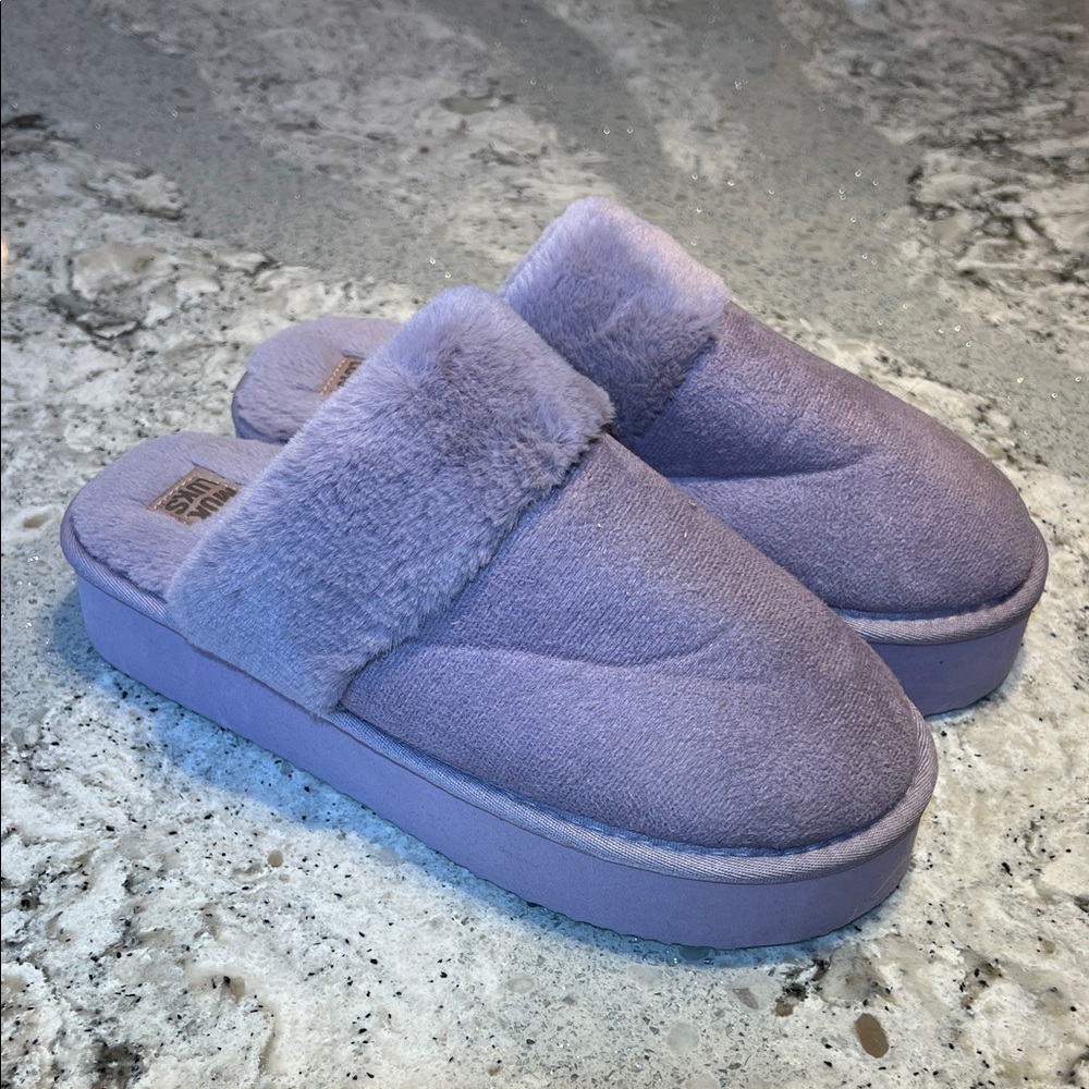 NEW Muk Luks Lavender Women's Slippers Size 7/8